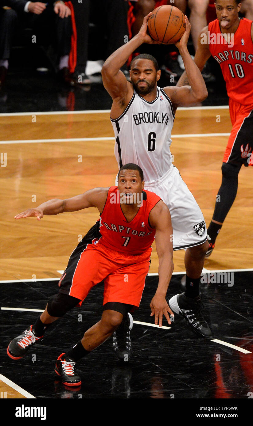 Brooklyn Nets avant Alan Anderson (6) vole ballon de Toronto Raptors guard Kyle Lowry (7) au cours du quatrième trimestre dans le jeu 6 de la finale de conférence de l'Est au Barclays Center à New York le 2 mai 2014. Les filets défait les Raptors 97-83 pour attacher la série 3-3 UPI/Riche Kane Banque D'Images