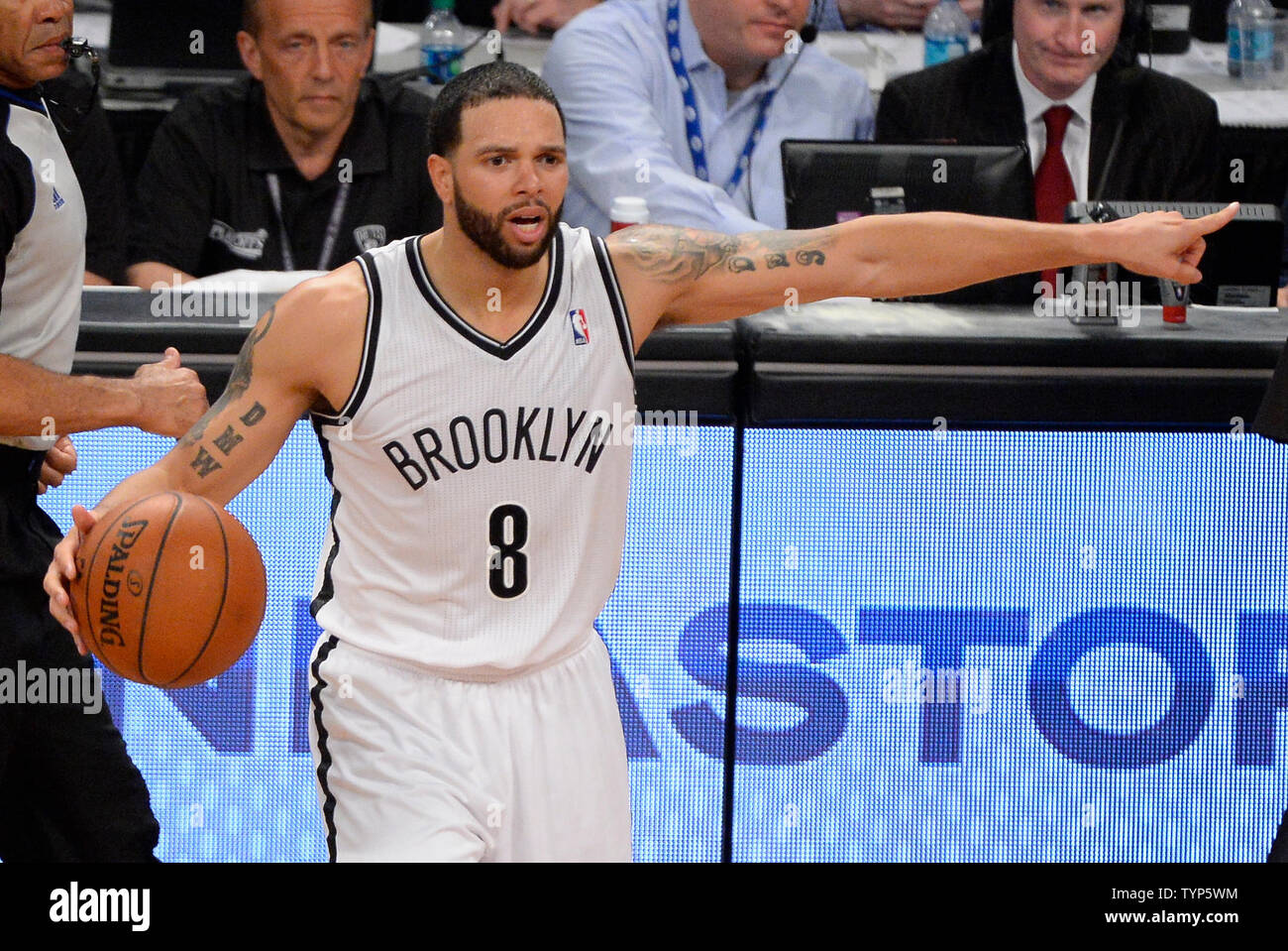 Filets de Brooklyn guard Deron Williams (8) dirige une pièce dans l'fourht trimestre contre les Toronto Raptors dans le jeu 6 de la finale de conférence de l'Est au Barclays Center à New York le 2 mai 2014. Les filets défait les Raptors 97-83 pour attacher la série 3-3 UPI/Riche Kane Banque D'Images Filets de Brooklyn guard Deron Williams (8) dirige une pièce dans l'fourht trimestre contre les Toronto Raptors dans le jeu 6 de la finale de conférence de l'Est au Barclays Center à New York le 2 mai 2014. Les filets défait les Raptors 97-83 pour attacher la série 3-3 UPI/Riche Kane Banque D'Images