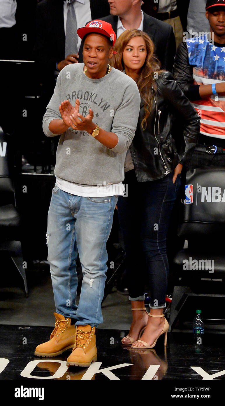 Artiste du spectacle et le rappeur Jay Z regarde sur avec son épouse la chanteuse Beyonce au quatrième trimestre dans le jeu 6 de la finale de conférence de l'Est au Barclays Center à New York le 2 mai 2014. Les filets défait les Raptors 97-83 pour attacher la série 3-3 UPI/Riche Kane Banque D'Images Artiste du spectacle et le rappeur Jay Z regarde sur avec son épouse la chanteuse Beyonce au quatrième trimestre dans le jeu 6 de la finale de conférence de l'Est au Barclays Center à New York le 2 mai 2014. Les filets défait les Raptors 97-83 pour attacher la série 3-3 UPI/Riche Kane Banque D'Images