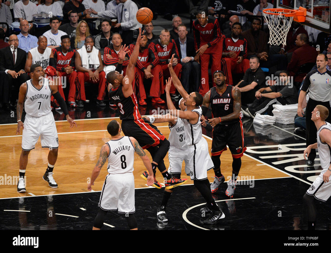 Miami Heat guard Dwyane Wade (3) tire plus de défenseurs des filets de Brooklyn au premier trimestre dans le jeu 3 de la demi-finale de conférence de l'Est au Barclays Center à New York le 10 mai 2014. UPI/Riche Kane Banque D'Images Miami Heat guard Dwyane Wade (3) tire plus de défenseurs des filets de Brooklyn au premier trimestre dans le jeu 3 de la demi-finale de conférence de l'Est au Barclays Center à New York le 10 mai 2014. UPI/Riche Kane Banque D'Images