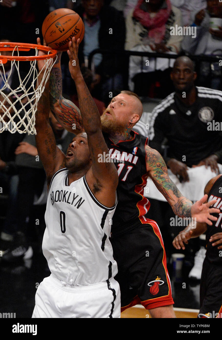 Filets de Brooklyn center Andray Blatche (0) passé Miami Heat en avant Chris Andersen (11) au cours du premier trimestre dans le jeu 3 de la demi-finale de conférence de l'Est au Barclays Center à New York le 10 mai 2014. UPI/Riche Kane Banque D'Images Filets de Brooklyn center Andray Blatche (0) passé Miami Heat en avant Chris Andersen (11) au cours du premier trimestre dans le jeu 3 de la demi-finale de conférence de l'Est au Barclays Center à New York le 10 mai 2014. UPI/Riche Kane Banque D'Images