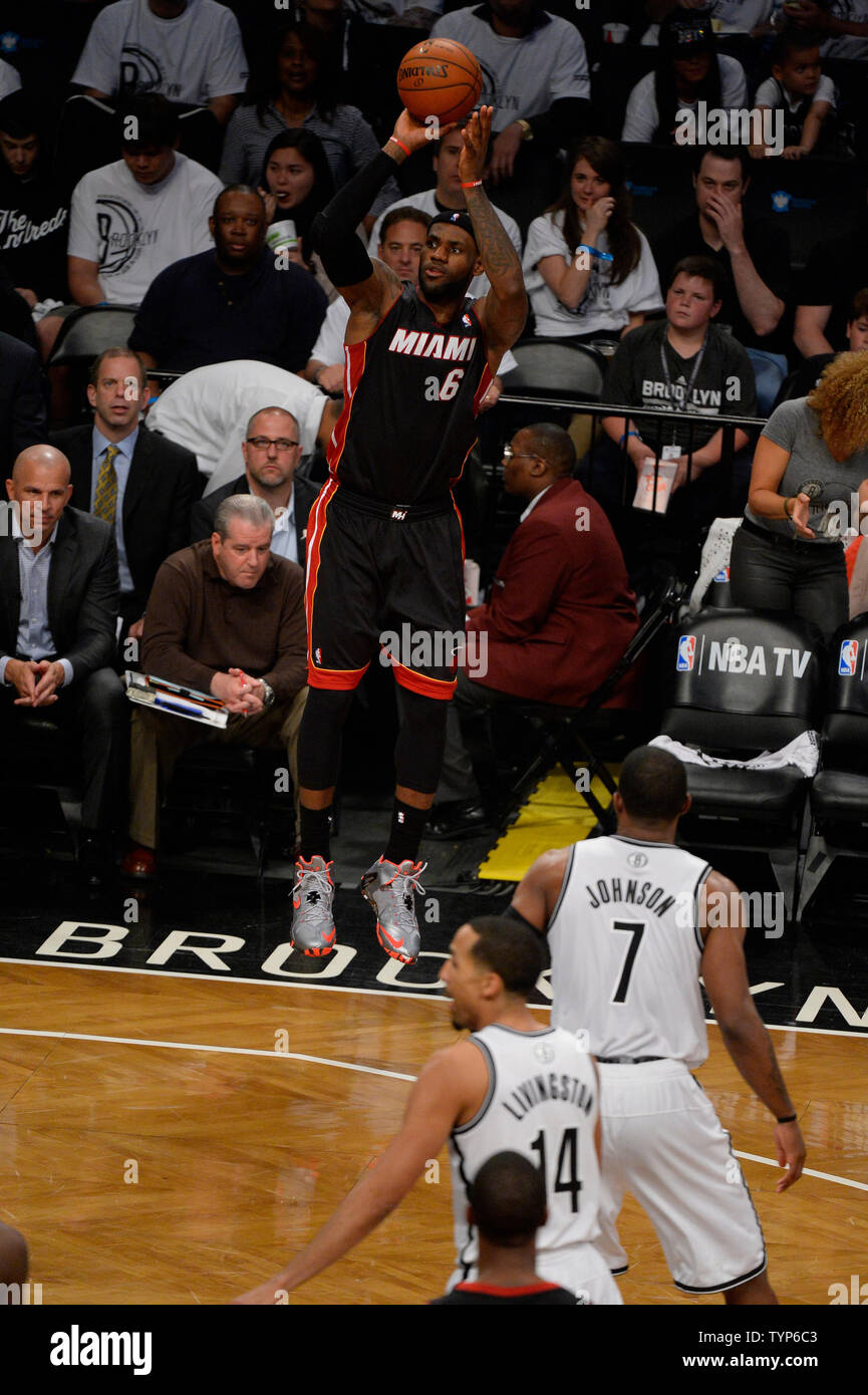 Avant Miami Heat LeBron James (6) tente un tir à trois points contre les Brooklyn nets au troisième trimestre dans le jeu 3 de la demi-finale de conférence de l'Est au Barclays Center à New York le 10 mai 2014. Les filets défait la chaleur 104-90 pour une série 2-1 Miami Heat du plomb. UPI/Riche Kane Banque D'Images Avant Miami Heat LeBron James (6) tente un tir à trois points contre les Brooklyn nets au troisième trimestre dans le jeu 3 de la demi-finale de conférence de l'Est au Barclays Center à New York le 10 mai 2014. Les filets défait la chaleur 104-90 pour une série 2-1 Miami Heat du plomb. UPI/Riche Kane Banque D'Images