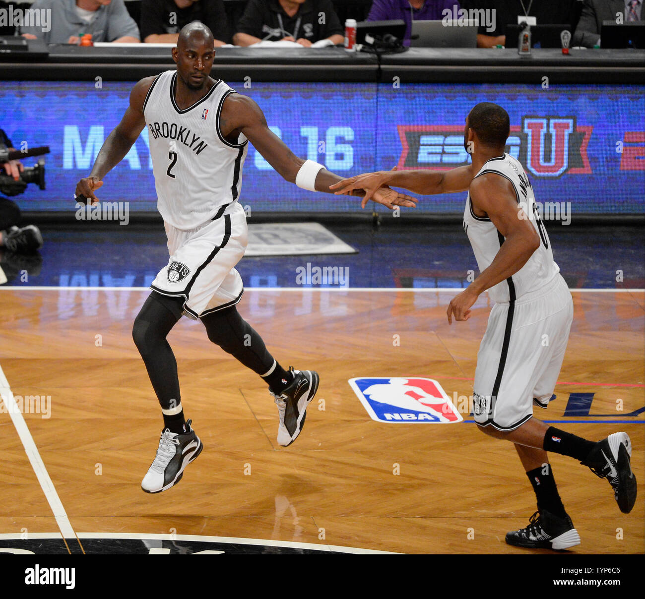 Filets de Brooklyn center Kevin Garnett (2) et des filets de l'avant Alan Anderson (6) réagir à la suite d'un panier au quatrième trimestre contre le Miami Heat dans le jeu 3 de la demi-finale de conférence de l'Est au Barclays Center à New York le 10 mai 2014. Les filets défait la chaleur 104-90 pour une série 2-1 Miami Heat du plomb. UPI/Riche Kane Banque D'Images