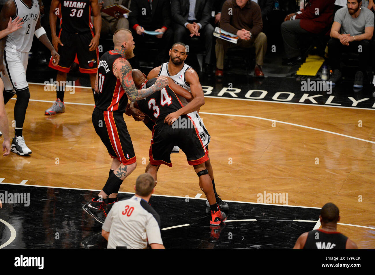 Brooklyn Nets avant Alan Anderson (6) entre dans une bagarre avec Miami Heat guard Ray Allen (34) après avoir heurté au quatrième trimestre dans le jeu 3 de la demi-finale de conférence de l'Est au Barclays Center à New York le 10 mai 2014. Les filets défait la chaleur 104-90 pour une série 2-1 Miami Heat du plomb. UPI/Riche Kane Banque D'Images Brooklyn Nets avant Alan Anderson (6) entre dans une bagarre avec Miami Heat guard Ray Allen (34) après avoir heurté au quatrième trimestre dans le jeu 3 de la demi-finale de conférence de l'Est au Barclays Center à New York le 10 mai 2014. Les filets défait la chaleur 104-90 pour une série 2-1 Miami Heat du plomb. UPI/Riche Kane Banque D'Images