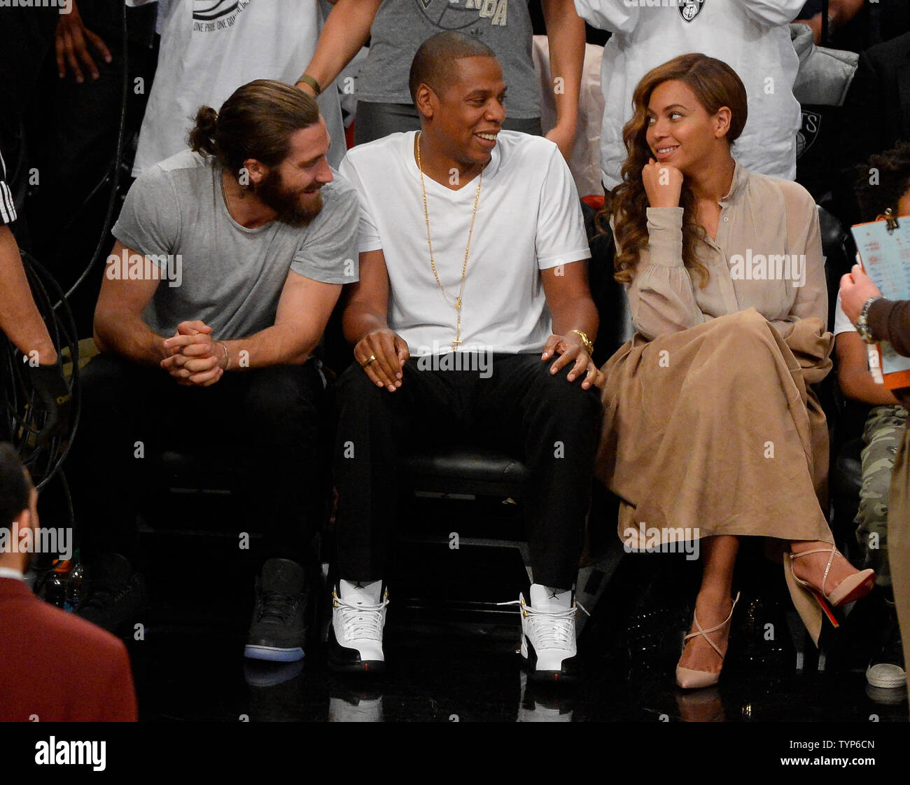 Acteur Jake Gyllenhaal, rappeur Jay Z et Beyonce chanteur au quatrième trimestre dans le jeu 3 de la demi-finale de conférence de l'Est au Barclays Center à New York le 10 mai 2014. Les filets défait la chaleur 104-90 pour une série 2-1 Miami Heat du plomb. UPI/Riche Kane Banque D'Images Acteur Jake Gyllenhaal, rappeur Jay Z et Beyonce chanteur au quatrième trimestre dans le jeu 3 de la demi-finale de conférence de l'Est au Barclays Center à New York le 10 mai 2014. Les filets défait la chaleur 104-90 pour une série 2-1 Miami Heat du plomb. UPI/Riche Kane Banque D'Images