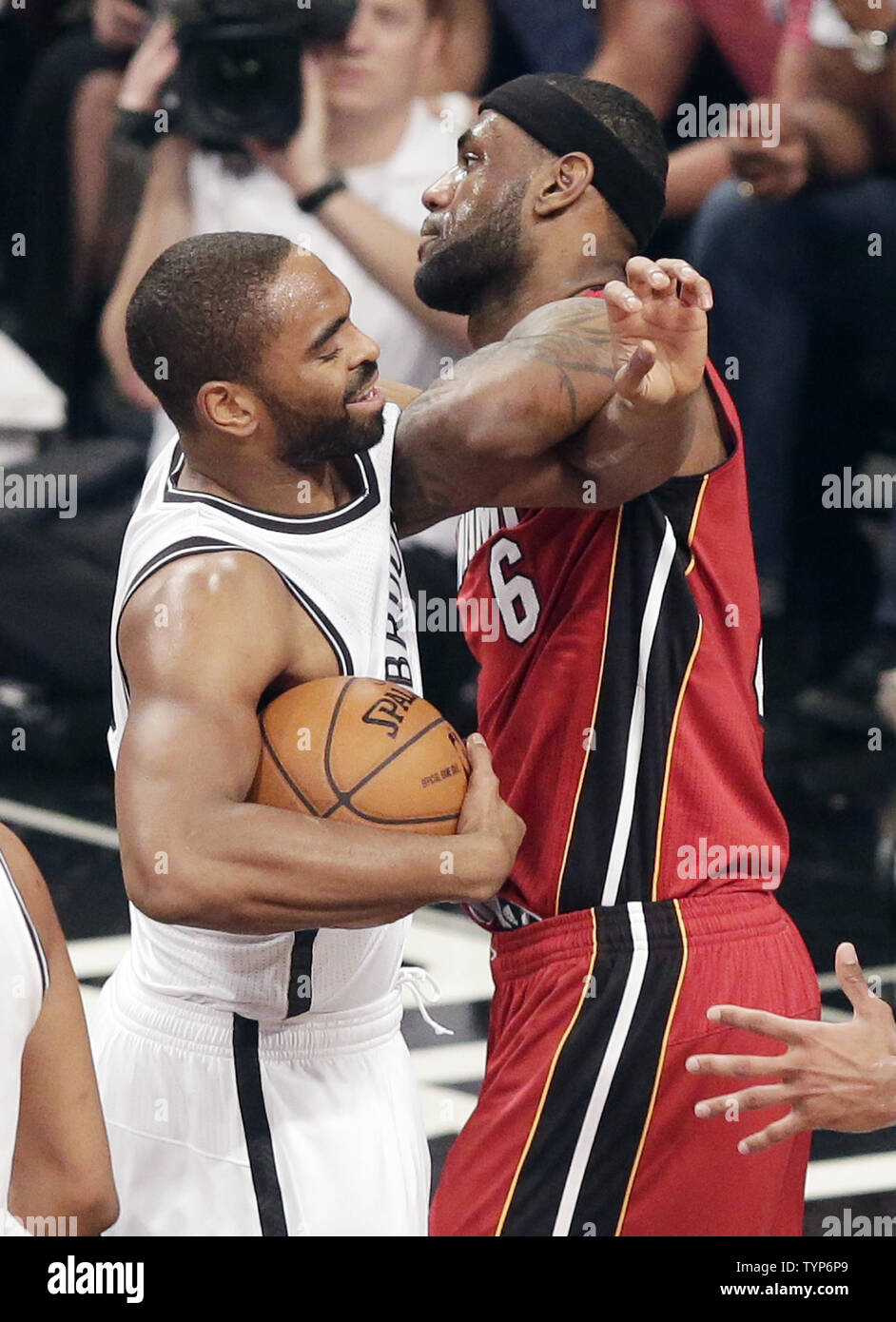 Miami Heat LeBron James et Brooklyn Nets Alan Anderson mettent leur avant-bras sur l'autre dans la première moitié du jeu 4 dans l'Est de la demi-finale de conférence au Barclays Center à New York le 12 mai 2014. UPI/John Angelillo Banque D'Images