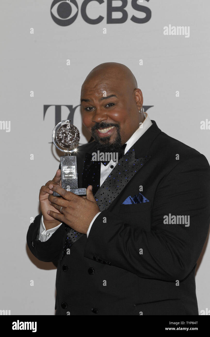 James Monroe Iglehart de 'Aladdin', gagnant du meilleur rendement par un acteur dans un rôle de vedette dans une comédie musicale, tient sa Tony Award dans la salle de presse pendant 68e Tony Awards au Radio City Music Hall de New York le 8 juin 2014. Les prix annuels, qui sont présentés par l'American Theatre Wing, reconnaît les réalisations de théâtre de Broadway. UPI/John Angelillo. Banque D'Images