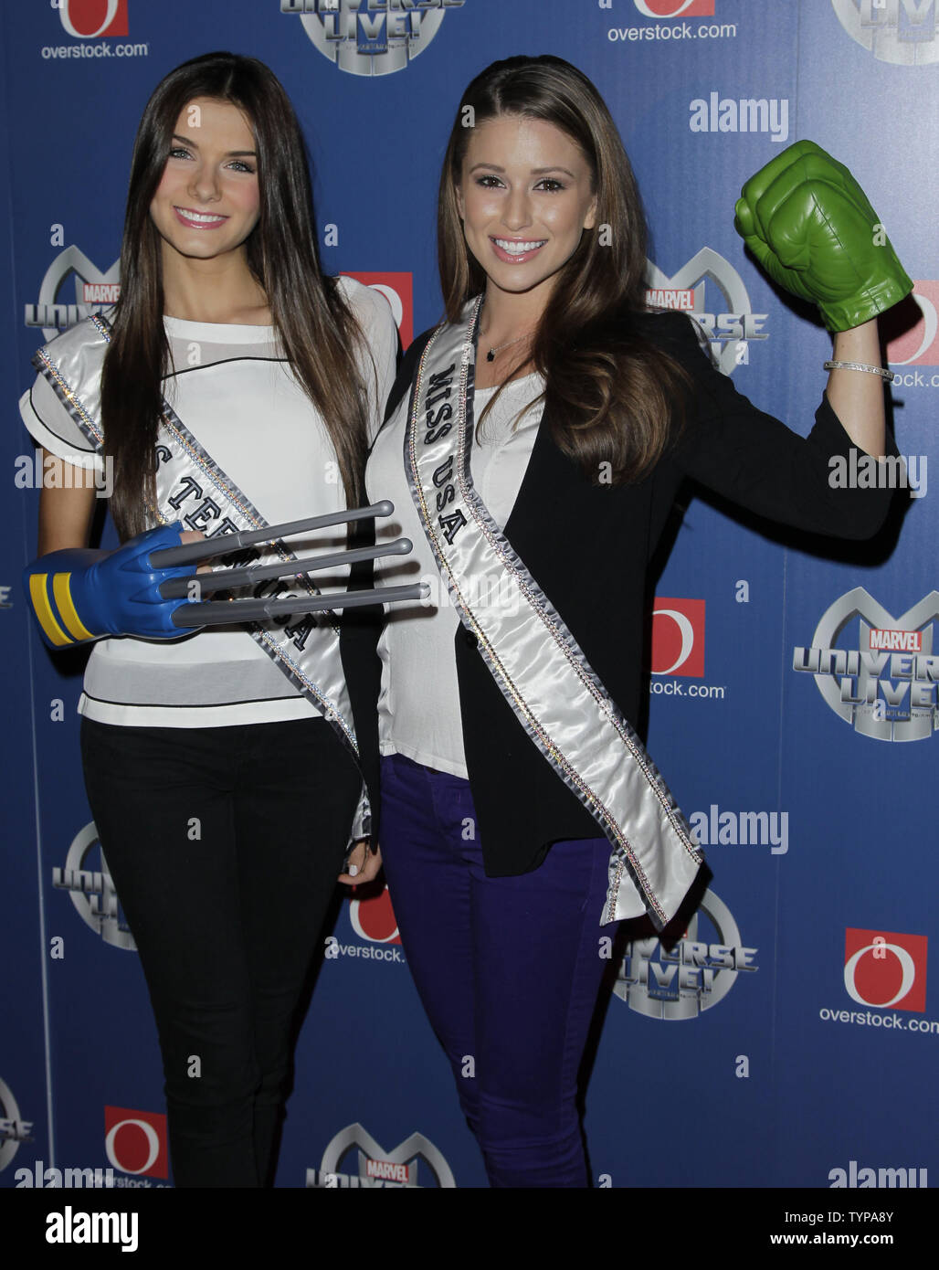 Miss USA Nia Sanchez et Miss Teen USA K. Lee Graham arrivent sur le tapis rouge à l'univers Marvel Live au Barclays Center à New York le 13 août 2014. Marvel Universe Live séduit le public avec une histoire authentique et originale qui rassemble plus de 25 personnages Marvel ensemble sur une quête épique. UPI/John Angelillo Banque D'Images