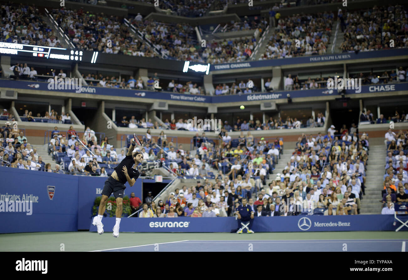 La Suisse de Roger Federer sert dans la troisième série de son premier match contre Marinko Bey de l'Australie à l'US Open Tennis Championships à l'USTA Billie Jean King National Tennis Center à New York le 26 août 2014. UPI/John Angelillo Banque D'Images