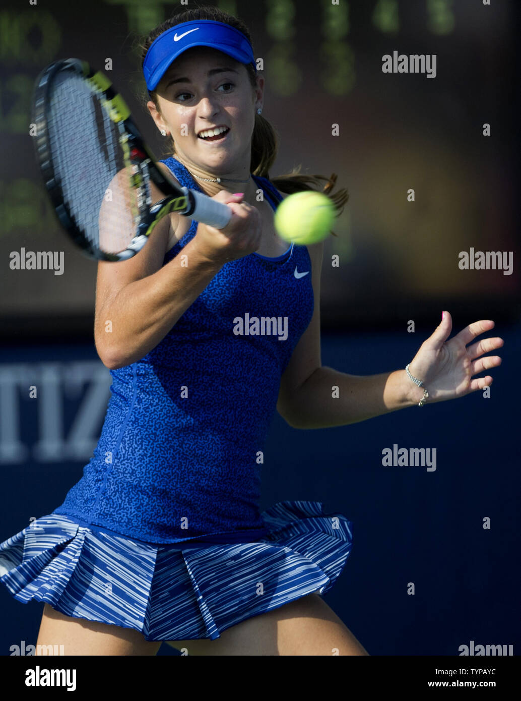 Quinze ans carte sauvage américain Catherine Bellis frappe un coup droit quand elle bat Dominika Cibulkova semences 12ème en 3 sets à l'US Open Tennis Championships à l'USTA Billie Jean King National Tennis Center à New York le 26 août 2014. UPI Banque D'Images