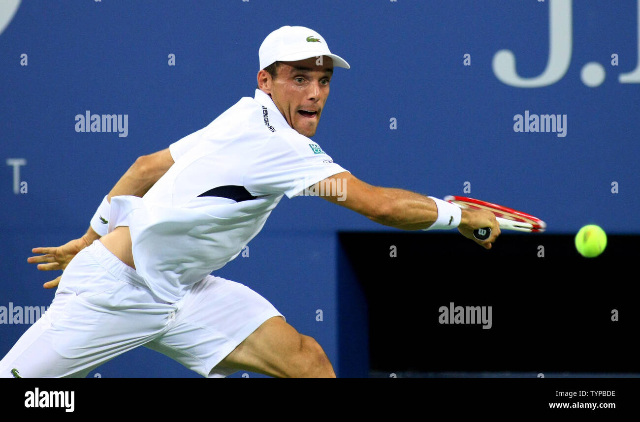 Roberto Bautista Agut d'Espagne renvoie la balle à la Suisse de Roger Federer dans le premier ensemble de leur quatrième match à l'US Open Tennis Championships à l'USTA Billie Jean King National Tennis Center à New York le 2 septembre 2014. UPI/Monika Graff Banque D'Images