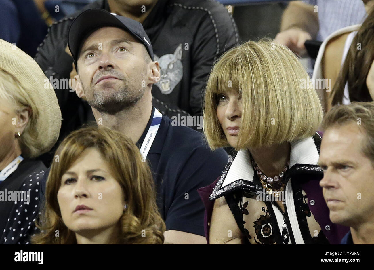 Hugh Jackman et Anna Wintour watch de la suisse Roger Federer jouer Gaël Monfils de France en quart de finale de l'Arthur Ashe Stadium à l'US Open Tennis Championships à l'USTA Billie Jean King National Tennis Center à New York le 4 septembre 2014. UPI/John Angelillo Banque D'Images