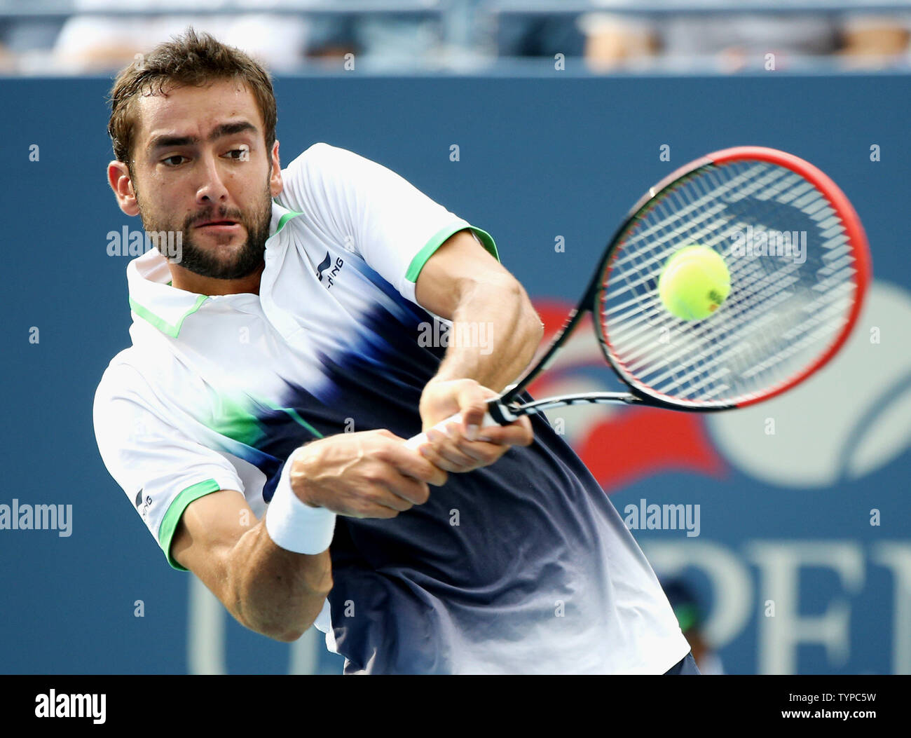 Marin Cilic de Croatie renvoie la balle à la Suisse de Roger Federer dans le premier ensemble de leur match de demi-finale de l'US Open à l'USTA Billie Jean King National Tennis Center à New York le 6 septembre 2014. UPI/Monika Graff Banque D'Images