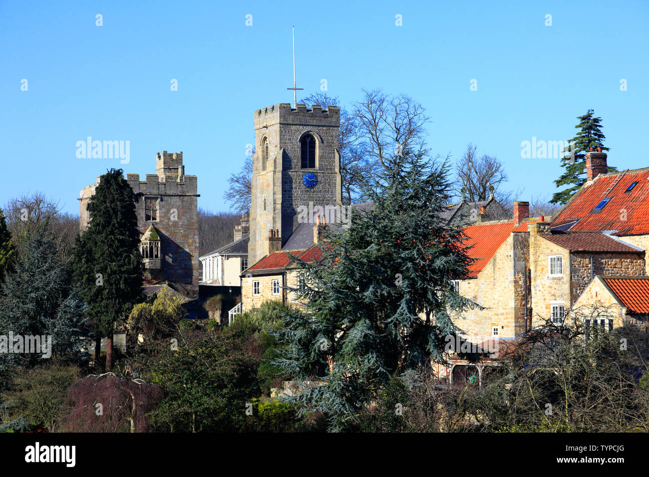 L'église St Nicolas et la Tour de Marmion, West village Tanfield, North Yorkshire, Angleterre Banque D'Images
