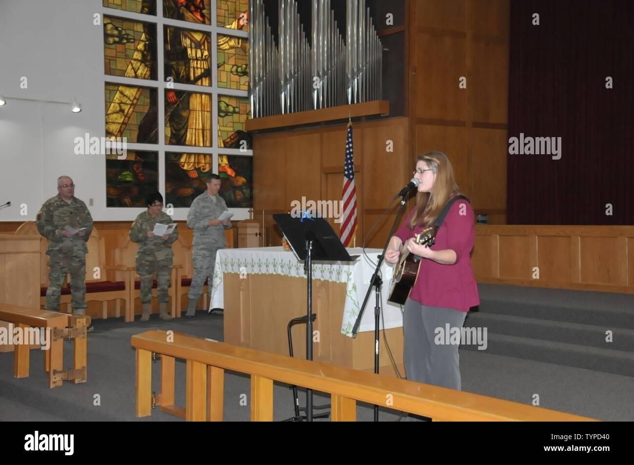 Becky McClure, le chef de culte pour le culte de la famille contemporaine, conduit la Congrégation en 'Grande est ta fidélité, lors de la constitution d'une base commune d'action de grâces et de bourses Elmendorf-Richardson Déjeuner à la chapelle de l'Arctique Warrior, le 21 novembre. Le service axé sur la gratitude et rendre grâce. Banque D'Images