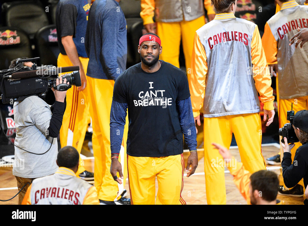 Cleveland Cavaliers en avant LeBron James porte un 'je ne peux pas respirer' t shirt pour honorer les morts Eric Garner comme il est présenté avant le début du match contre la protection sociale, au Barclays Center de Brooklyn à New York le 8 décembre 2014. UPI/Riche Kane Banque D'Images Cleveland Cavaliers en avant LeBron James porte un 'je ne peux pas respirer' t shirt pour honorer les morts Eric Garner comme il est présenté avant le début du match contre la protection sociale, au Barclays Center de Brooklyn à New York le 8 décembre 2014. UPI/Riche Kane Banque D'Images