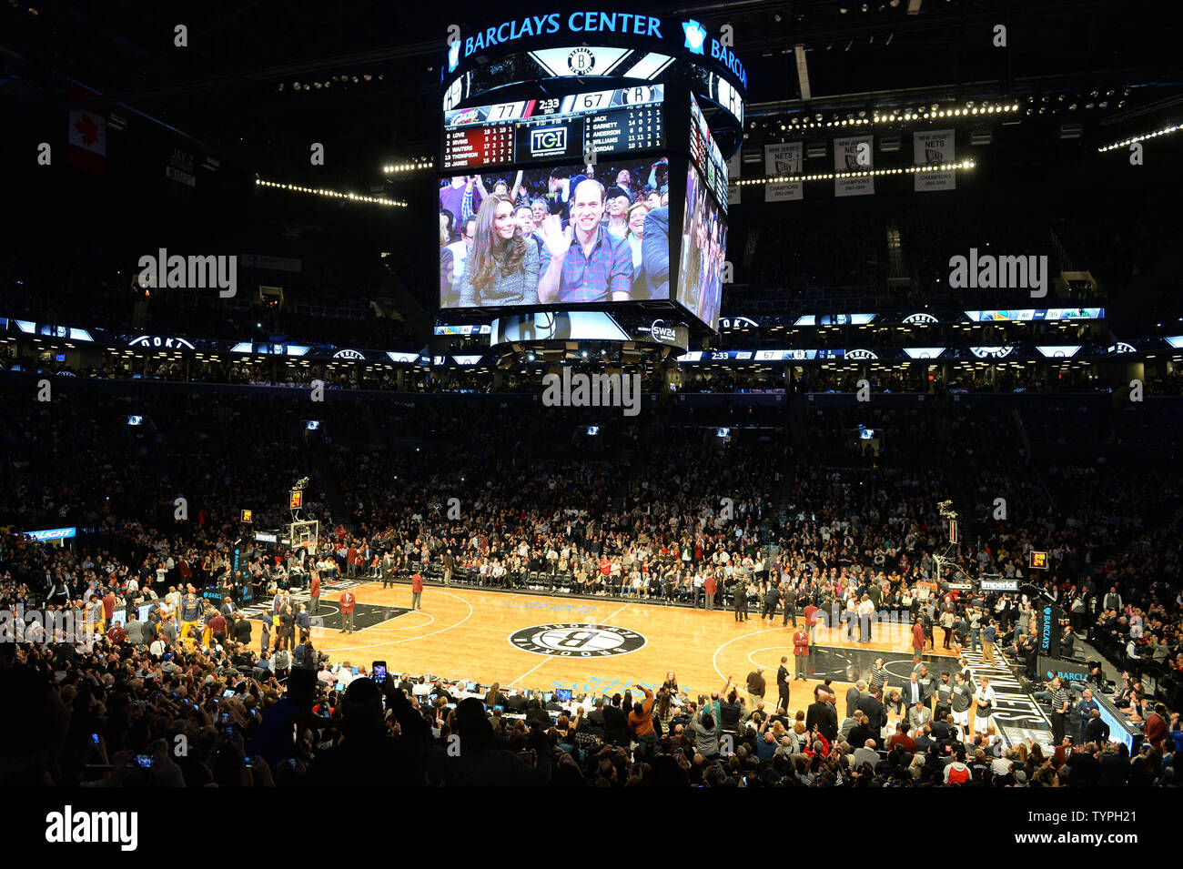 Prince William et Kate, le duc et la duchesse de Cambridge sont introduites comme le Brooklyn Nets jouer les cavaliers de Cleveland au Barclays Center à New York le 9 décembre 2014. L'horaire des Royals est emballé avec des plans allant du paiement au 11 septembre National Memorial et musée à prendre dans un Cavaliers-Brooklyn. jeu de filets de Cleveland Kate est enceinte de leur deuxième enfant en avril. UPI/Riche Kane Banque D'Images Prince William et Kate, le duc et la duchesse de Cambridge sont introduites comme le Brooklyn Nets jouer les cavaliers de Cleveland au Barclays Center à New York le 9 décembre 2014. L'horaire des Royals est emballé avec des plans allant du paiement au 11 septembre National Memorial et musée à prendre dans un Cavaliers-Brooklyn. jeu de filets de Cleveland Kate est enceinte de leur deuxième enfant en avril. UPI/Riche Kane Banque D'Images
