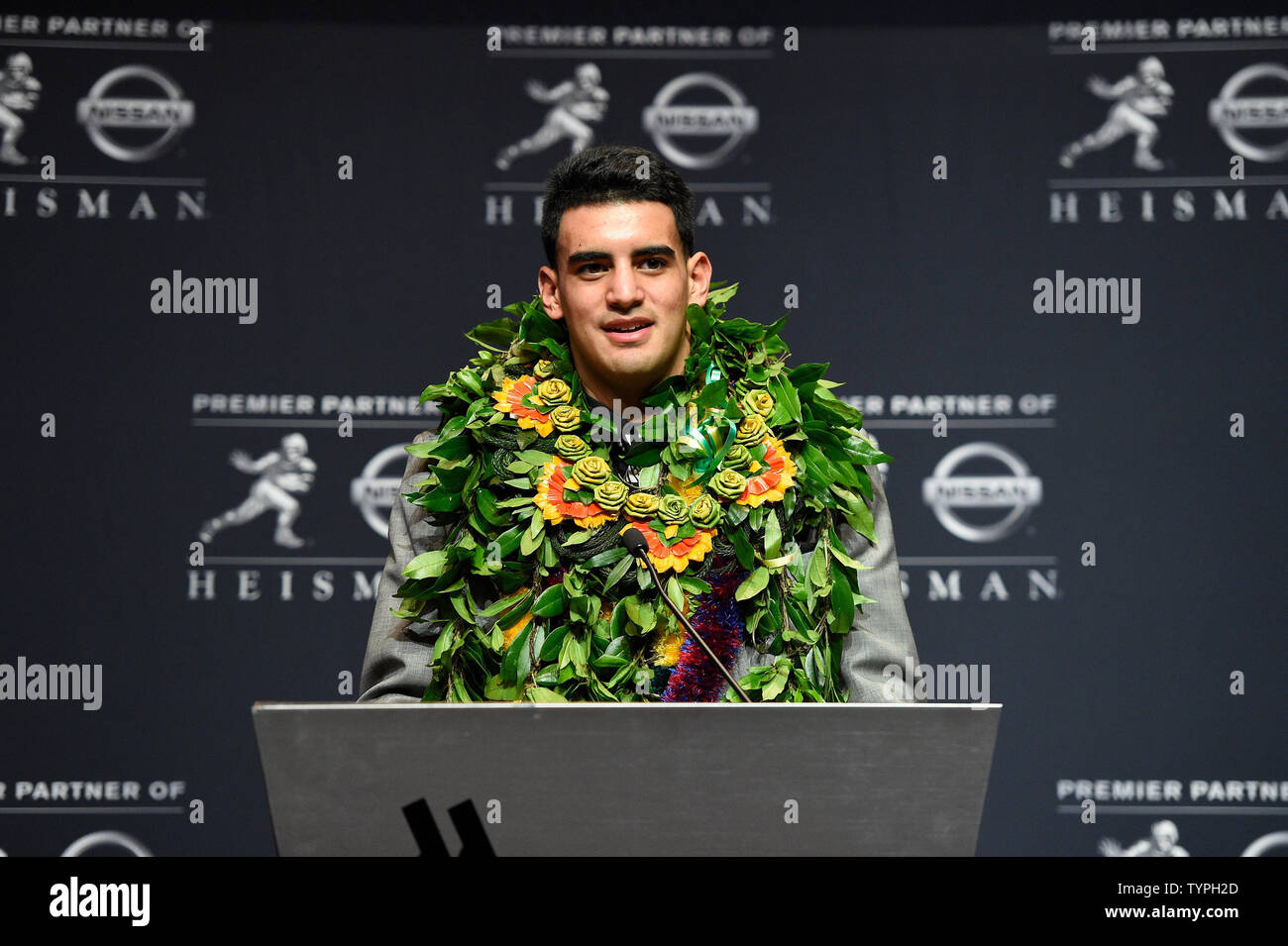 Oregon Ducks quarterback Marcus Mariota parle aux médias après avoir remporté le trophée Heisman 2014 Award à l'hôtel Marriott Marquis de New York le 13 décembre 2014. UPI/Riche Kane Banque D'Images Oregon Ducks quarterback Marcus Mariota parle aux médias après avoir remporté le trophée Heisman 2014 Award à l'hôtel Marriott Marquis de New York le 13 décembre 2014. UPI/Riche Kane Banque D'Images