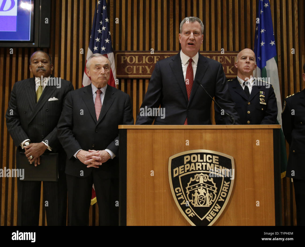 Le maire Bill De Blasio et commissaire de police Bill Bratton parler lors d'une conférence de presse à 1 Police Plaza à New York le 22 décembre 2014. Le samedi deux agents de police ont été abattus comme ils étaient assis dans leur voiture de patrouille marquée au coin de Myrtle Avenue et l'avenue Tompkins à Bedford-Stuyvesant, Brooklyn. Le suspect, 28 ans, Ismaaiyl Brinsley, couru dans un proche d'une station de métro où il s'est tiré une balle dans la tête. UPI/John Angelillo Banque D'Images