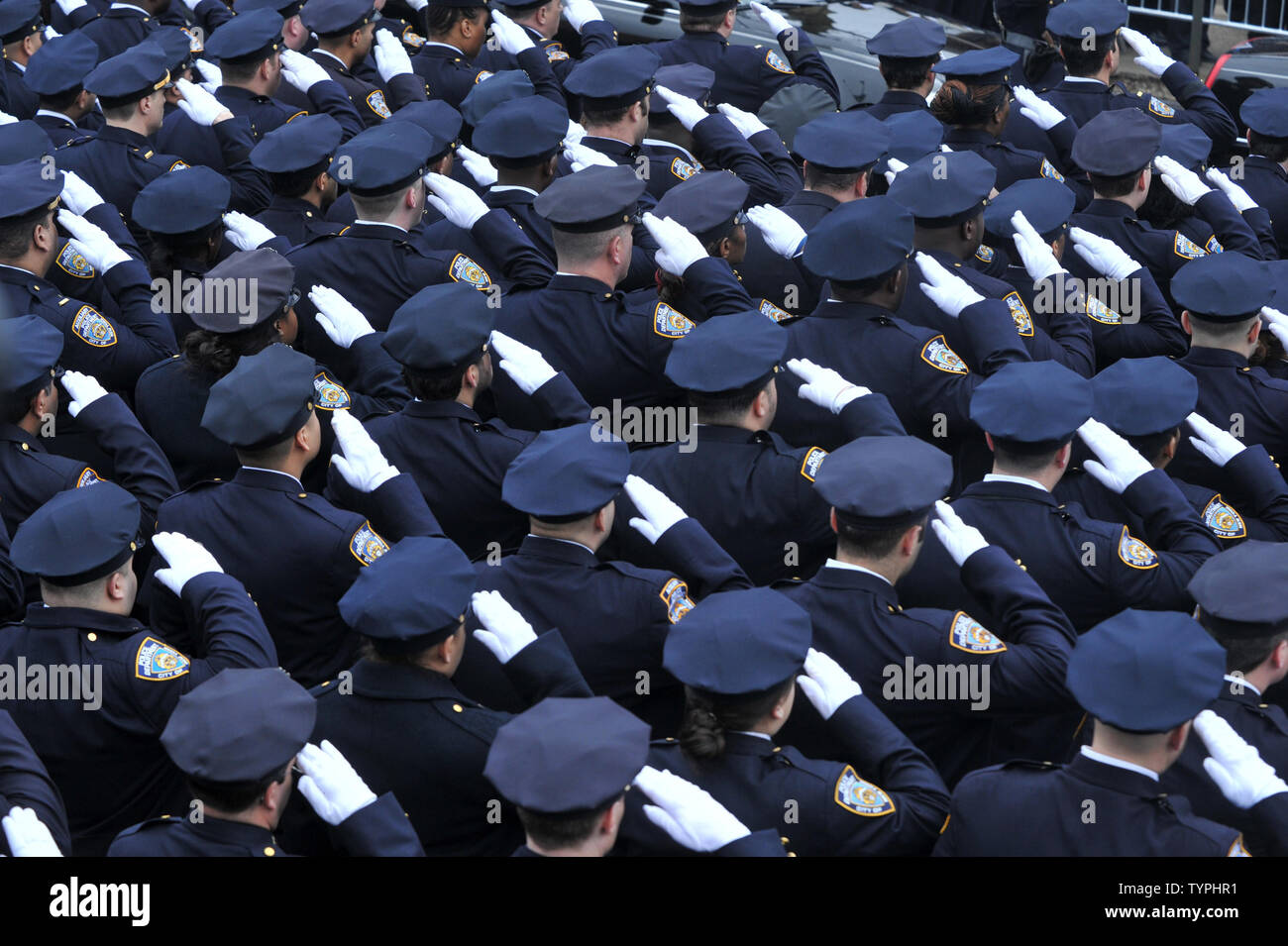 Saluons la police aux funérailles de l'agent de police de New York Wenjian Liu à Aievoli Funeral Home à New York City le 4 janvier 2015. Général Rafael Ramos avec élections Wenjian Liu ont été abattu il y a deux semaines qu'ils étaient assis dans leur voiture de patrouille marquée au coin de Myrtle Avenue et l'avenue Tompkins à Bedford-Stuyvesant, Brooklyn. Photo par Dennis Van Tine/UPI Banque D'Images