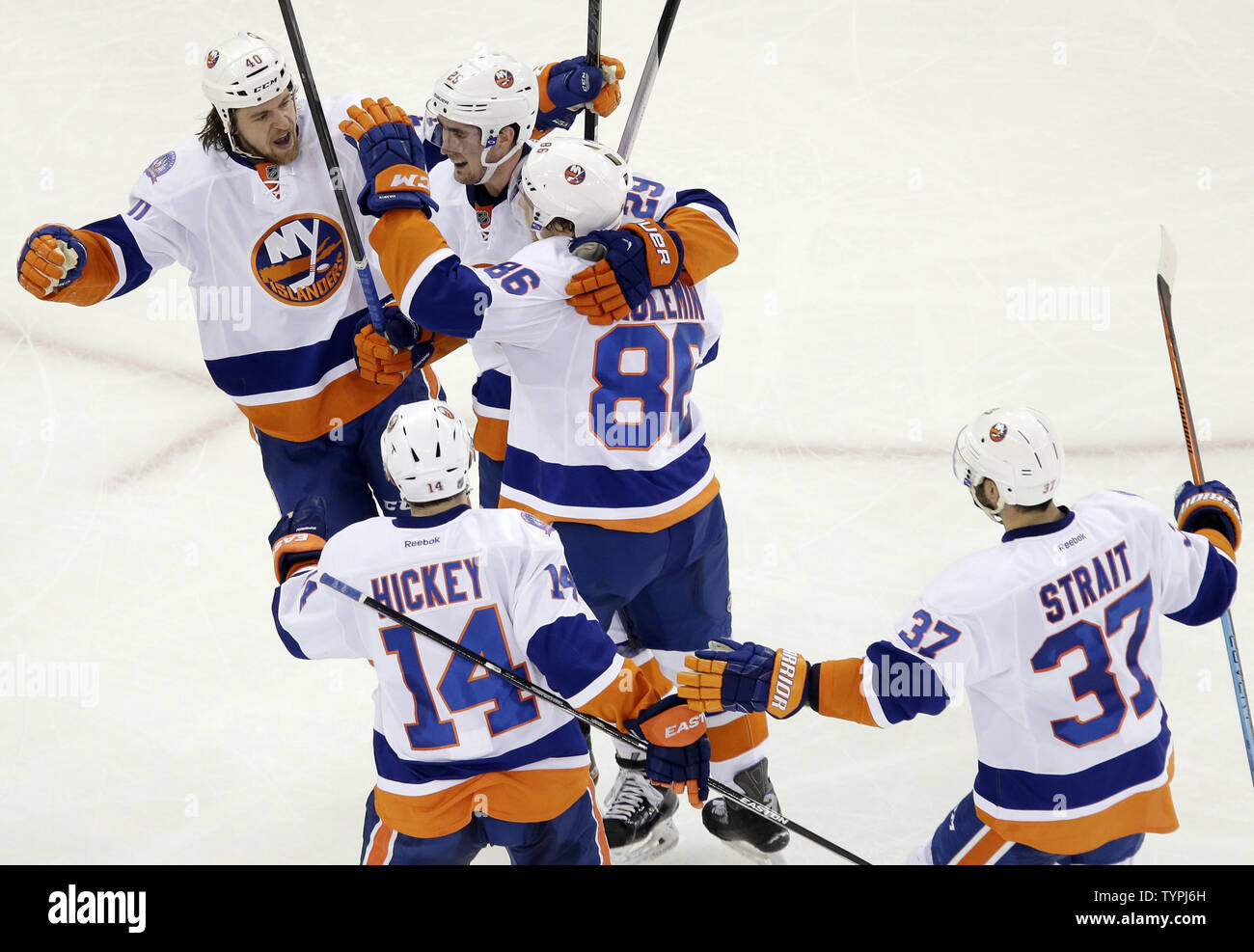 Islanders de New York Michael Grabner, Brock Nelson, Nikolaï Kulemin Thomas Hickey et Brian Strait célébrer un but par Nikolaï Kulemin dans la deuxième période contre les Rangers de New York au Madison Square Garden de New York le 13 janvier 2015. Photo de John Angelillo/UPI Banque D'Images