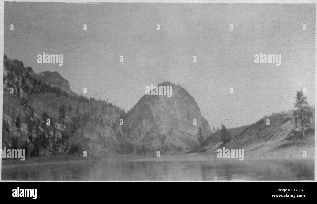 Whitestone Rock, Mile 121, Columbia River ; Portée et contenu : Entre 1907 et 1913, le Corps des ingénieurs de l'armée américaine a entrepris d'étudier et de photographier le fleuve Columbia. Dans cette ère pré-dam, le Corps était particulièrement intéressé à documenter les risques pour des navigations et certaines parties de la rivière qui n'étaient pas navigables. Les images de cette collection voir la rivière tel qu'il était avant une série de barrages construits dans le 1930-50's apprivoisé la rivière. Banque D'Images