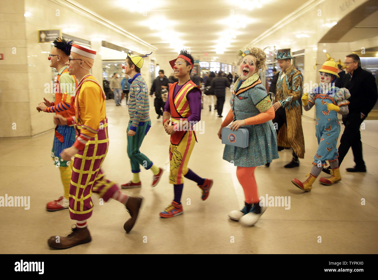 Un groupe de clowns promenade par Grand Central Terminal quand Ringling Bros and Barnum & Bailey organise une journée de célébration de son tout nouveau cirque XTREME au Vanderbilt Hall à au New York's Grand Central Terminal de New York le 24 février 2015. Apparitions spéciales, les numéros de production, et d'événements à partir de la Ringling Bros. and Barnum & Bailey Circus présente XTREME auront lieu tout au long de la journée. Photo de John Angelillo/UPI Banque D'Images Un groupe de clowns promenade par Grand Central Terminal quand Ringling Bros and Barnum & Bailey organise une journée de célébration de son tout nouveau cirque XTREME au Vanderbilt Hall à au New York's Grand Central Terminal de New York le 24 février 2015. Apparitions spéciales, les numéros de production, et d'événements à partir de la Ringling Bros. and Barnum & Bailey Circus présente XTREME auront lieu tout au long de la journée. Photo de John Angelillo/UPI Banque D'Images
