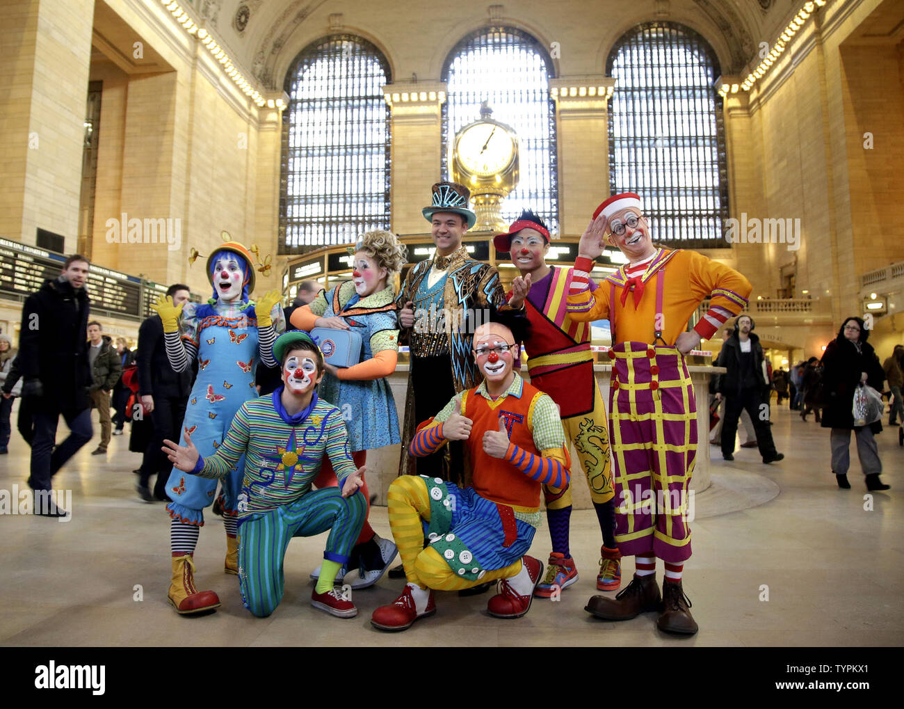 Un groupe de clowns marcher sur Grand Central Terminal quand Ringling Bros and Barnum & Bailey organise une journée de célébration de son tout nouveau cirque XTREME au Vanderbilt Hall à au New York's Grand Central Terminal de New York le 24 février 2015. Apparitions spéciales, les numéros de production, et d'événements à partir de la Ringling Bros. and Barnum & Bailey Circus présente XTREME auront lieu tout au long de la journée. Photo de John Angelillo/UPI Banque D'Images Un groupe de clowns marcher sur Grand Central Terminal quand Ringling Bros and Barnum & Bailey organise une journée de célébration de son tout nouveau cirque XTREME au Vanderbilt Hall à au New York's Grand Central Terminal de New York le 24 février 2015. Apparitions spéciales, les numéros de production, et d'événements à partir de la Ringling Bros. and Barnum & Bailey Circus présente XTREME auront lieu tout au long de la journée. Photo de John Angelillo/UPI Banque D'Images