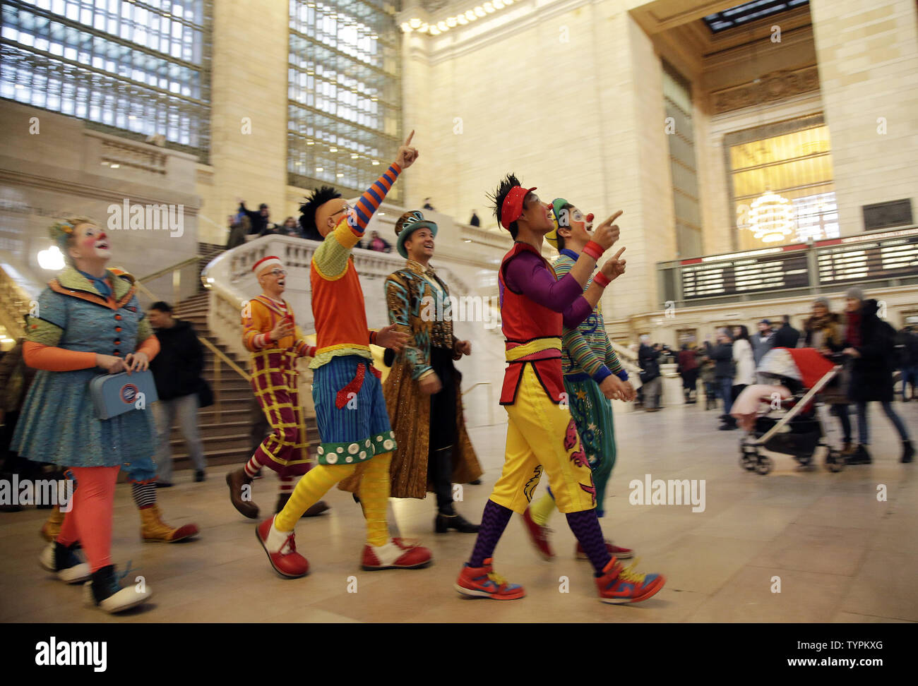 Un groupe de clowns promenade par Grand Central Terminal quand Ringling Bros and Barnum & Bailey organise une journée de célébration de son tout nouveau cirque XTREME au Vanderbilt Hall à au New York's Grand Central Terminal de New York le 24 février 2015. Apparitions spéciales, les numéros de production, et d'événements à partir de la Ringling Bros. and Barnum & Bailey Circus présente XTREME auront lieu tout au long de la journée. Photo de John Angelillo/UPI Banque D'Images Un groupe de clowns promenade par Grand Central Terminal quand Ringling Bros and Barnum & Bailey organise une journée de célébration de son tout nouveau cirque XTREME au Vanderbilt Hall à au New York's Grand Central Terminal de New York le 24 février 2015. Apparitions spéciales, les numéros de production, et d'événements à partir de la Ringling Bros. and Barnum & Bailey Circus présente XTREME auront lieu tout au long de la journée. Photo de John Angelillo/UPI Banque D'Images