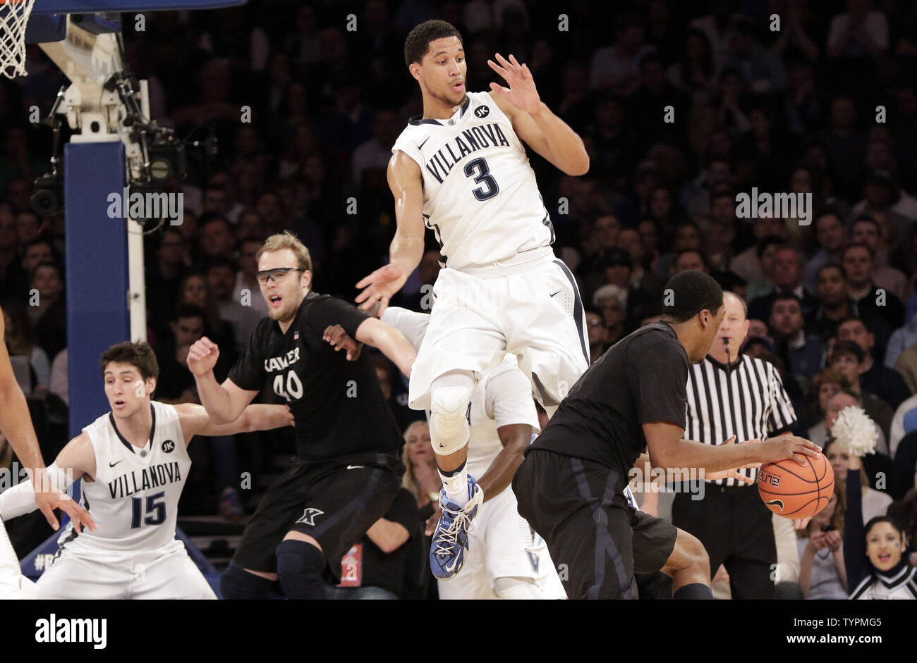 Villanova Wildcats Josh Hart saute en l'air jouant dans la première moitié de la défense contre les mousquetaires Xavier dans la finale de la Big East NCAA de basket-ball au Madison Square Garden de New York le 14 mars 2015. Photo de John Angelillo/UPI Banque D'Images