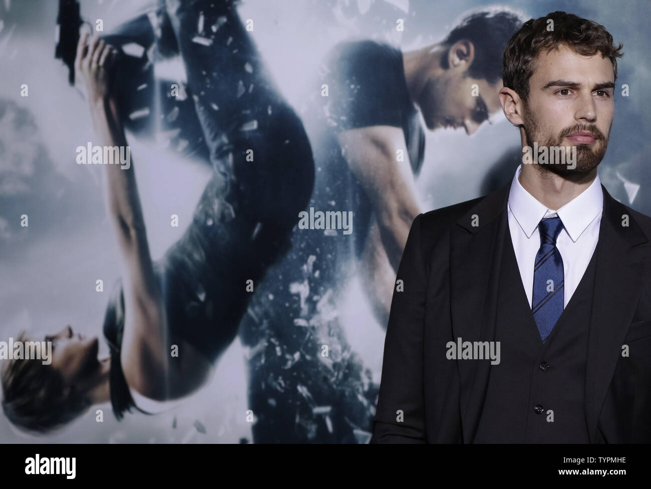 Theo James arrive sur le tapis rouge à la série divergente : New York insurgées Première au Ziegfeld Theatre en 3D dans la ville de New York le 16 mars 2015. Photo de John Angelillo/UPI Banque D'Images