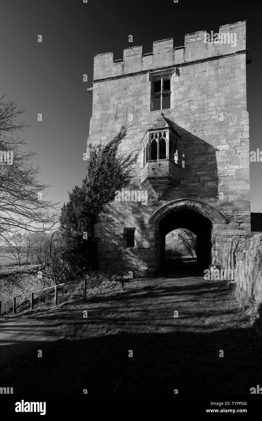 L'église St Nicolas et la Tour de Marmion, West village Tanfield, North Yorkshire, Angleterre Banque D'Images