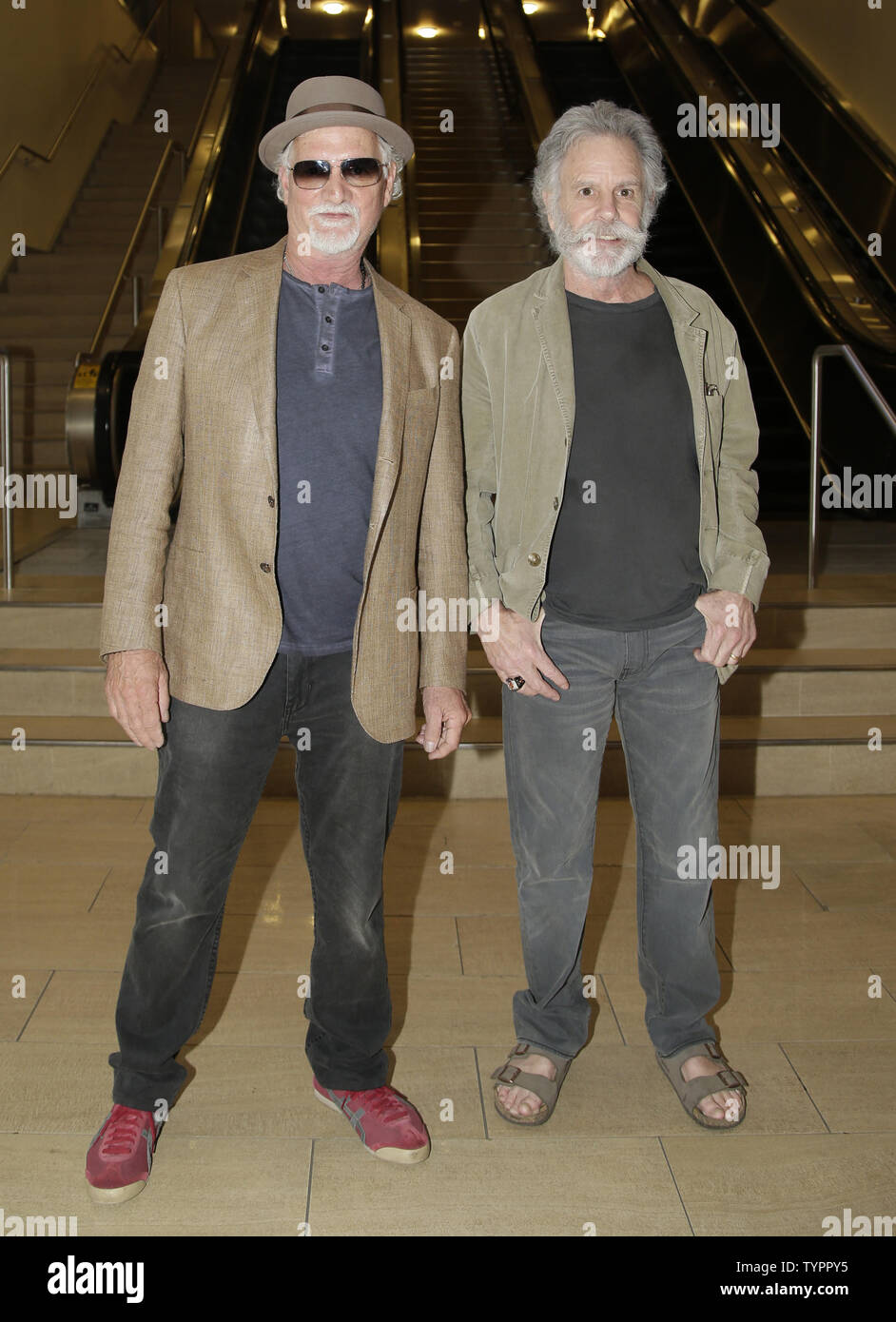 Bill Kreutzmann et Bob Weir du Grateful Dead se trouve dans le hall du Madison Square Garden au Madison Square Garden Walk of Fame 2015 intronisations à New York le 11 mai 2015. Quatre légendes de Madison Square Garden y compris le Grateful Dead, le Hockey Hall of Fame Eddie Giacomin gardien des Rangers, Basketball Hall of Fame en avant Harry Gallatin des Knicks et le photographe primé George Kalinsky ont été intronisé aujourd'hui. Photo de John Angelillo/UPI Banque D'Images