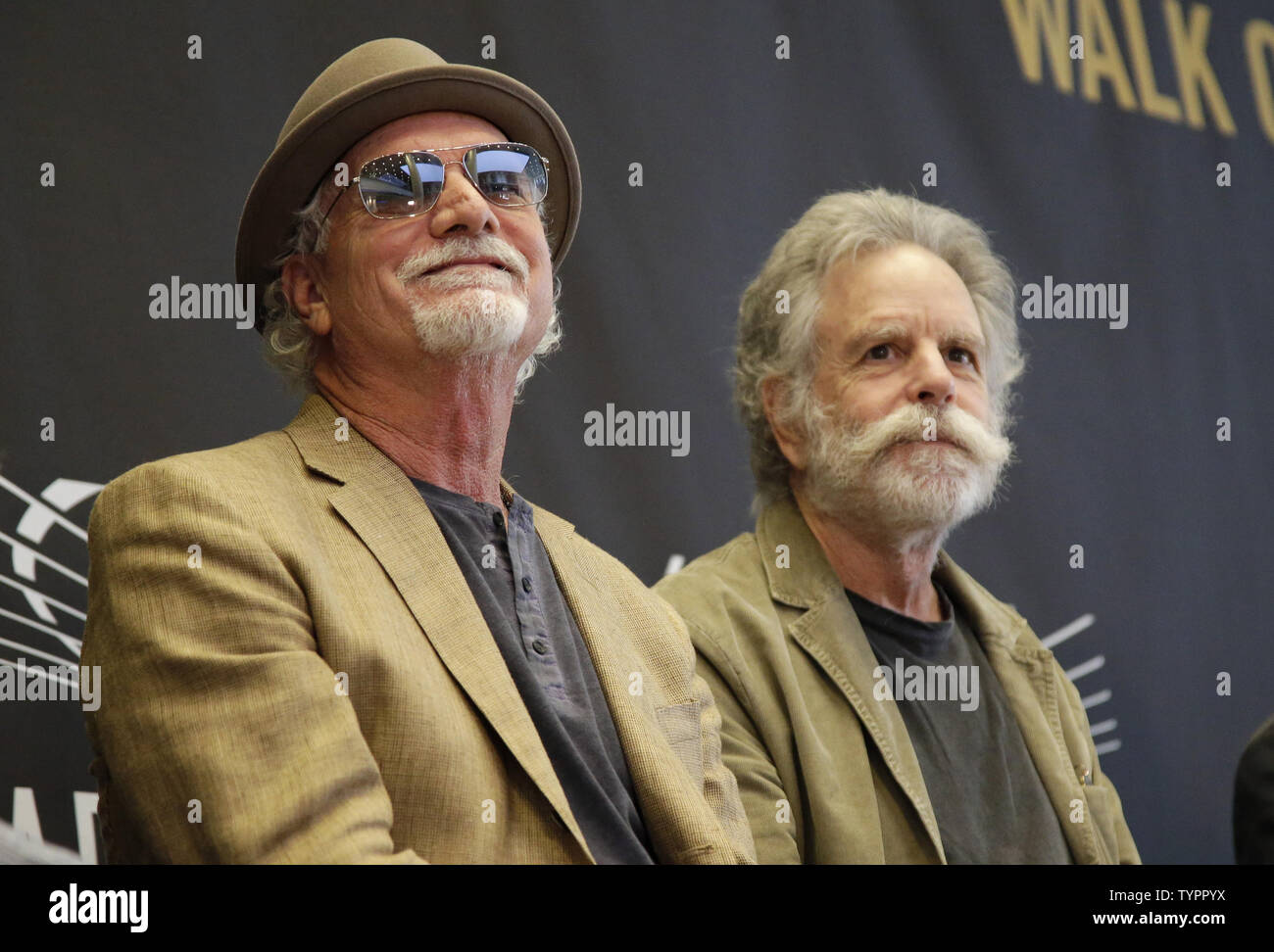 Bill Kreutzmann et Bob Weir du Grateful Dead s'asseoir sur la scène du Madison Square Garden Walk of Fame 2015 intronisations au Madison Square Garden de New York le 11 mai 2015. Quatre légendes de Madison Square Garden y compris le Grateful Dead, le Hockey Hall of Fame Eddie Giacomin gardien des Rangers, Basketball Hall of Fame en avant Harry Gallatin des Knicks et le photographe primé George Kalinsky ont été intronisé aujourd'hui. Photo de John Angelillo/UPI Banque D'Images
