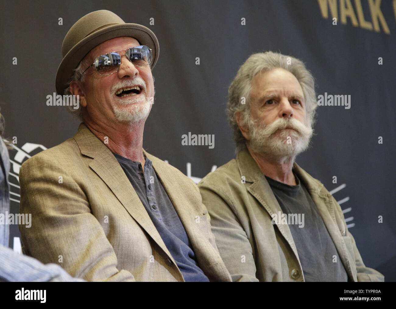 Bill Kreutzmann et Bob Weir du Grateful Dead s'asseoir sur la scène du Madison Square Garden Walk of Fame 2015 intronisations au Madison Square Garden de New York le 11 mai 2015. Quatre légendes de Madison Square Garden y compris le Grateful Dead, le Hockey Hall of Fame Eddie Giacomin gardien des Rangers, Basketball Hall of Fame en avant Harry Gallatin des Knicks et le photographe primé George Kalinsky ont été intronisé aujourd'hui. Photo de John Angelillo/UPI Banque D'Images