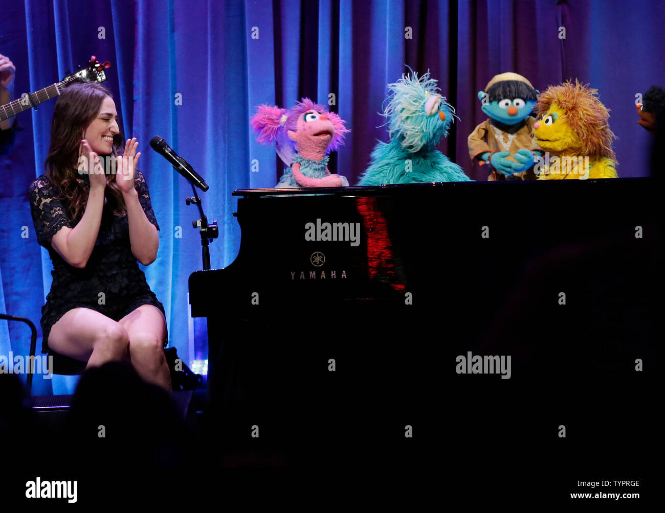 Sara Bareilles effectue avec Abby Cadabby et autres marionnettes de Sesame Street à la 13e édition annuelle du Sesame Workshop au gala-bénéfice Cipriani 42nd Street à New York le 27 mai 2015. Photo de John Angelillo/UPI Banque D'Images