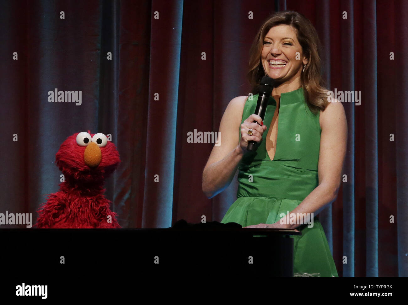 Norah O'Donnell est sur scène avec Sesame Street Elmo Muppet au Sesame Workshop's 13e gala-bénéfice annuel au Cipriani 42nd Street à New York City le 27 mai 2015. Photo de John Angelillo/UPI Banque D'Images