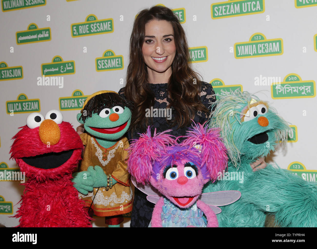 Sara Bareilles est sur le tapis rouge avec Elmo et d'autres Rue Sésame Muppet's à la 13e Assemblée annuelle du Sesame Workshop au gala-bénéfice Cipriani 42nd Street à New York le 27 mai 2015. Photo de John Angelillo/UPI Banque D'Images