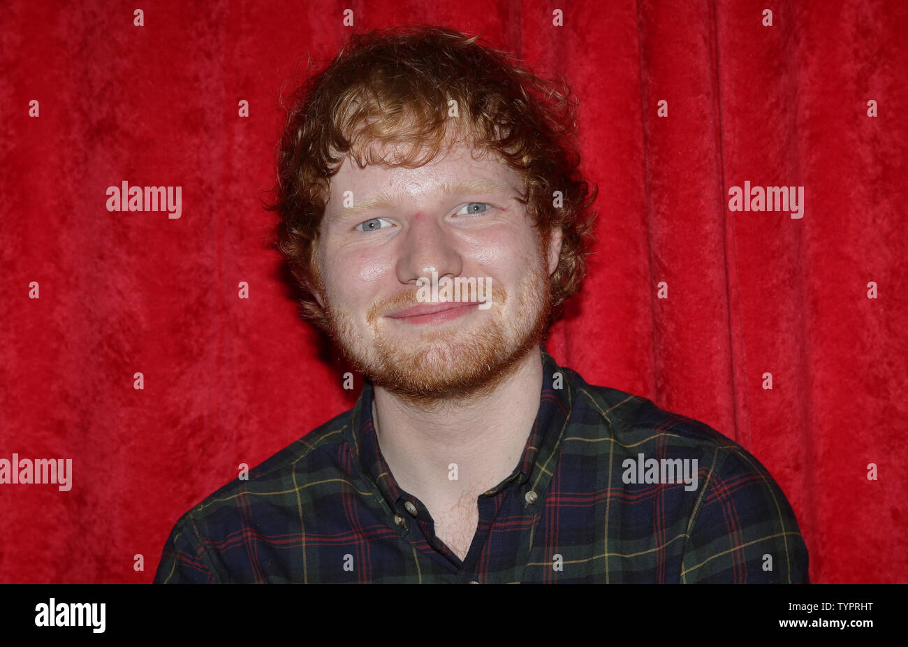 Ed Sheeran arrive à l'occasion du dévoilement de sa figure de cire chez Madame Tussauds à New York le 28 mai 2015. Madame Tussauds est un musée de cire fondée par Marie Tussaud sculpteur de cire avec des succursales dans un certain nombre de grandes villes. C'est la première fois dans l'histoire de Madame Tussauds dévoile non pas un, mais cinq, figures de cire unique une seule célébrité. Photo de John Angelillo /UPI Banque D'Images