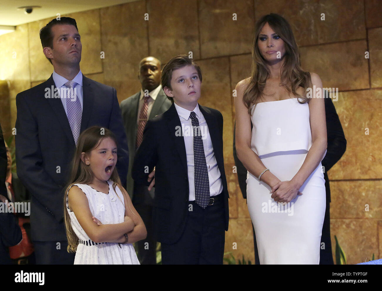 L'atout de Donald épouse Melania Trump, fils Barron Trump et petite-fille  du grand Kai se tenir sur le côté de la scène tandis que Donald Trump parle  annonçant qu'il se présente à