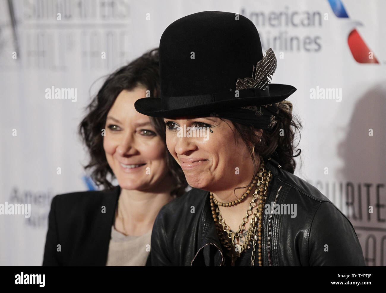 Sara Gilbert et Linda Perry arrivent sur le tapis rouge à la 46th annual Songwriters Hall of Fame Induction 2015 gala des prix et à l'hôtel Marriott Marquis de New York le 18 juin 2015. Le tout premier Prix de l'icône contemporaine, lancé pour célébrer un artiste-interprète qui a atteint un statut mythique dans la culture pop, sera donné à Lady Gaga. Photo de John Angelillo/UPI Banque D'Images