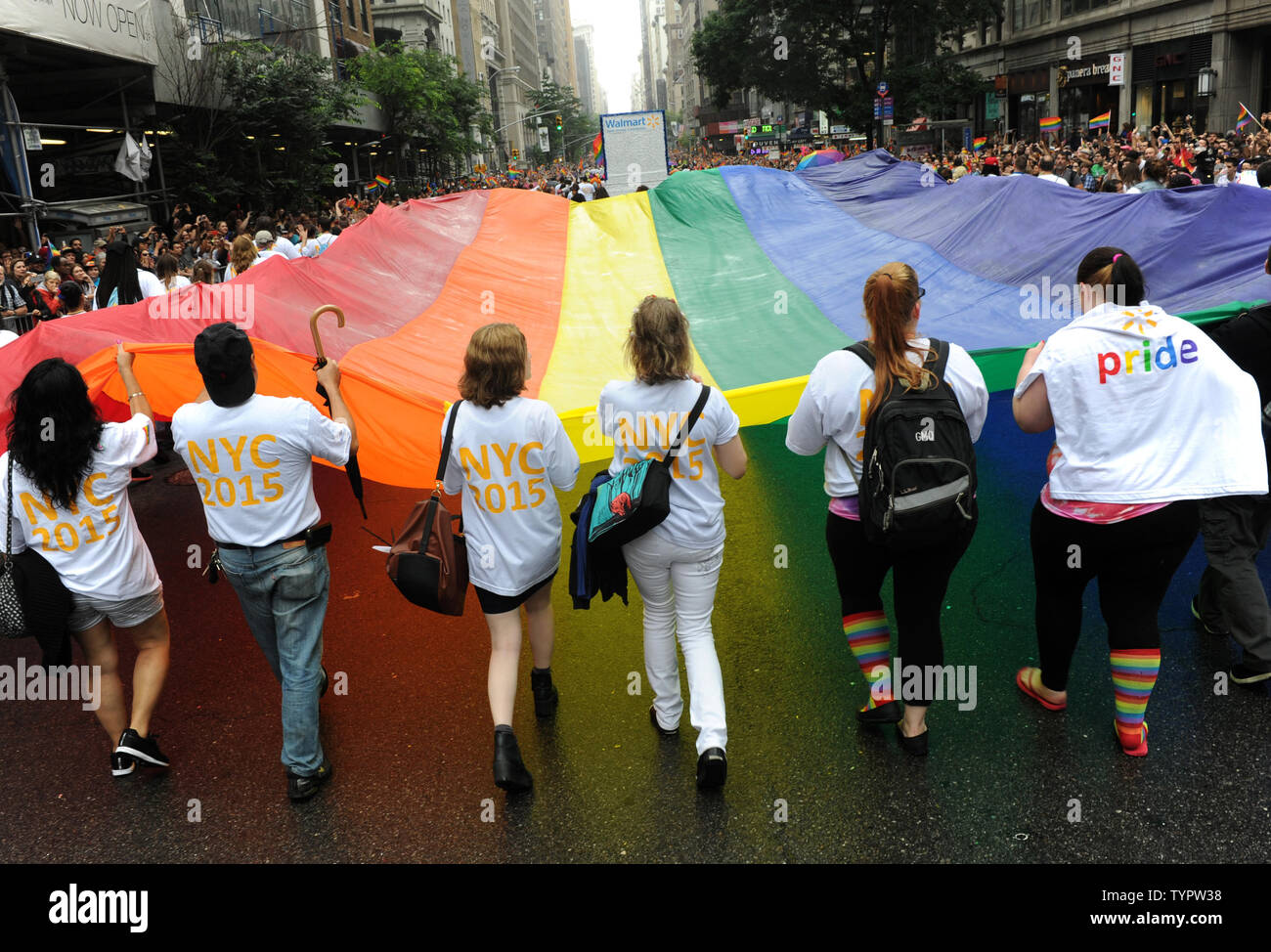 Mars Participants portant un drapeau arc-en-ciel géant à la Gay Pride de NEW YORK 2015 Mars à New York City le 28 juin 2015. Le défilé arrive 2 jours après la Cour suprême des États-Unis est le mariage gay les règles à l'échelle nationale la décision juridique, qui ont provoqué des manifestations à l'extérieur de la cour à Washington DC, met fin à plus d'une décennie d'âpres batailles juridiques. Photo par Dennis Van Tine/UPI Banque D'Images