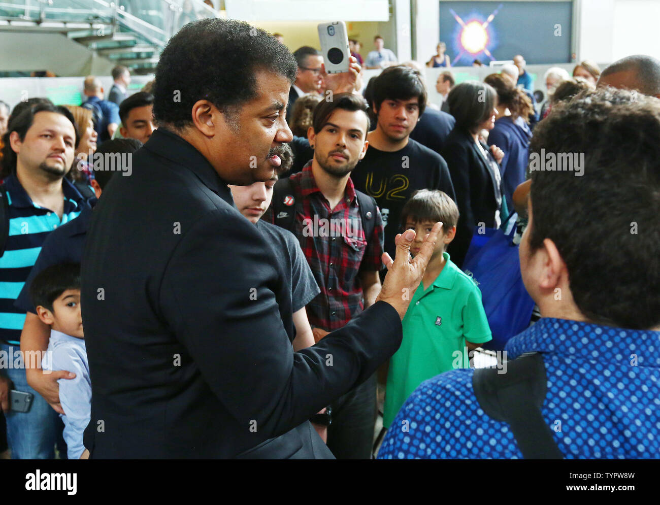 Neil deGrasse Tyson, directeur de l'Hayden Planétarium, parle aux fans à la suite d'une discussion de groupe sur la technologie du télescope spatial nouvelle au Musée Américain d'histoire naturelle le 6 juillet 2015 à New York. Un nouveau rapport de la naissance à la vie cosmique, l'avenir de masses UVOIR (ultraviolet, infrarouge et optique) de l'astronomie spatiale' dévoile de nouveaux résultats scientifiques pour découvrir l'origine de l'univers et de trouver d'autres signes de vie. Monika Graff/UPI Banque D'Images