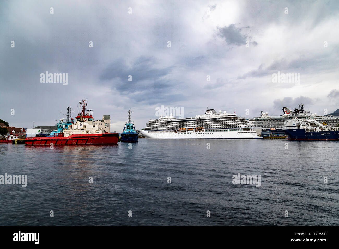 Remorqueurs BB Travailleur, vivax et silex amarré au quai, Tollbodkaien dans le port de Bergen, Norvège. Bateau de croisière Sun Viking à Skolten quay. Banque D'Images