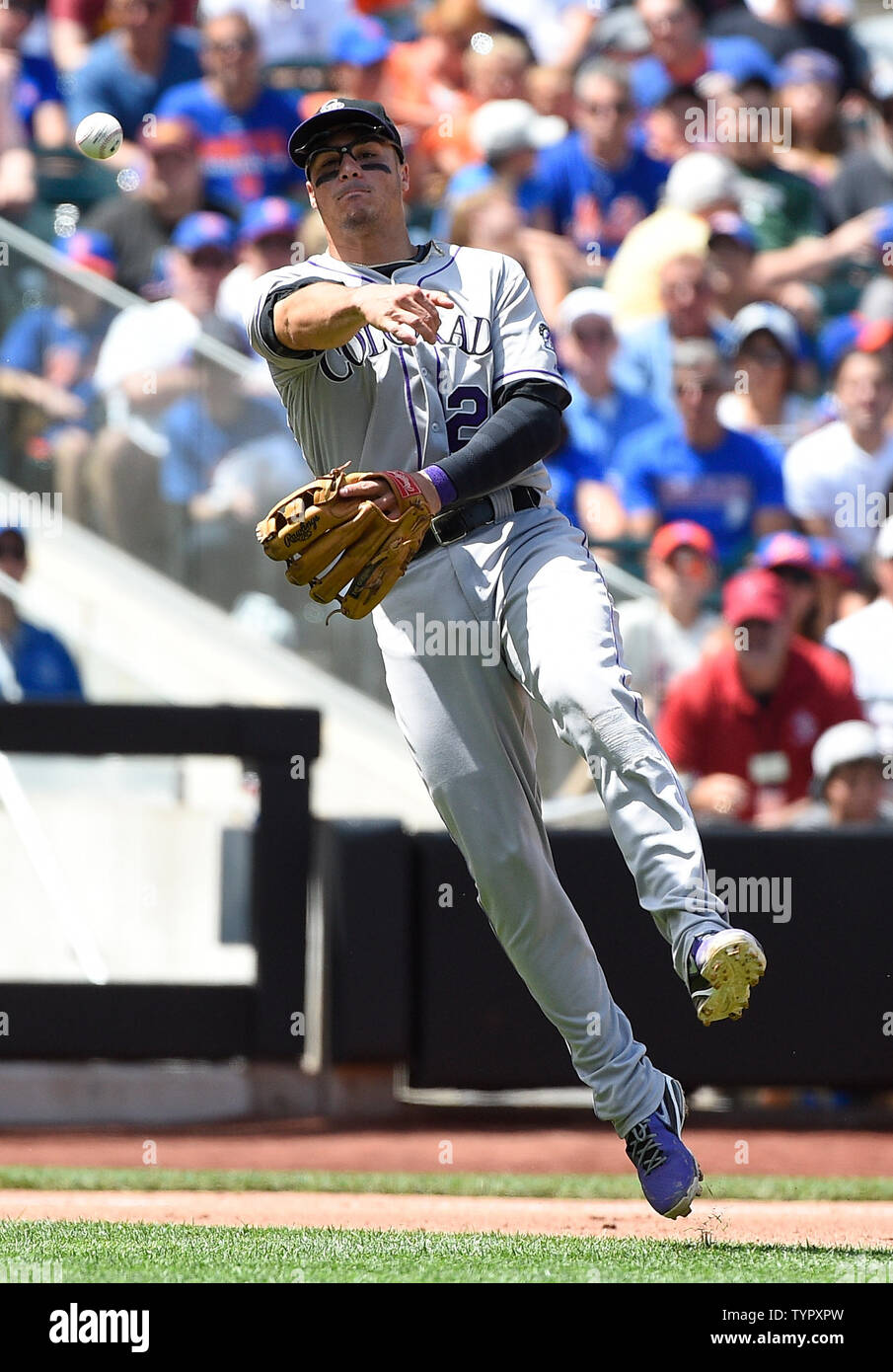 Rockies du Colorado de troisième but Nolan Arenado (28) touche des Mets de New York le lanceur partant Noah Syndergaard (pas sur la photo) dans un sacrifice jouer dans la 6e manche au Citi Field de New York, le 13 août 2015. Photo par Kane riche/UPI Banque D'Images Rockies du Colorado de troisième but Nolan Arenado (28) touche des Mets de New York le lanceur partant Noah Syndergaard (pas sur la photo) dans un sacrifice jouer dans la 6e manche au Citi Field de New York, le 13 août 2015. Photo par Kane riche/UPI Banque D'Images