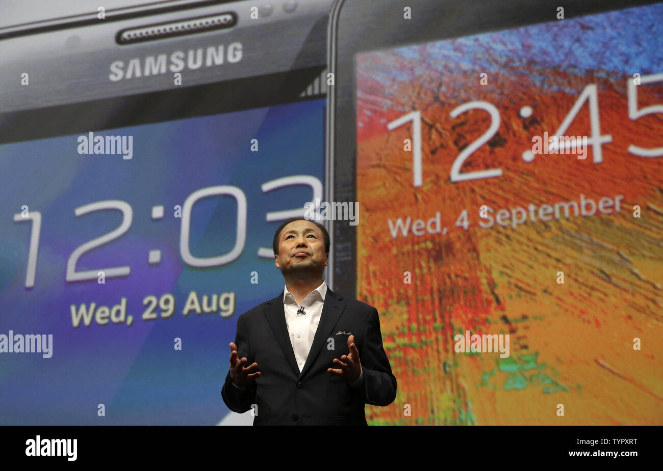 Président-directeur général de Samsung Electronics JK Shin parle sur la scène avant qu'il dévoile le nouveau Samsung Galaxy S6  + edge et la note 5 à l'Smartphones Samsung Unpacked event à l'Alice Tully Hall, Lincoln Center de New York le 13 août 2015. Les deux téléphones seront disponibles à l'achat le 21 août 2015. Photo de John Angelillo/UPI Banque D'Images