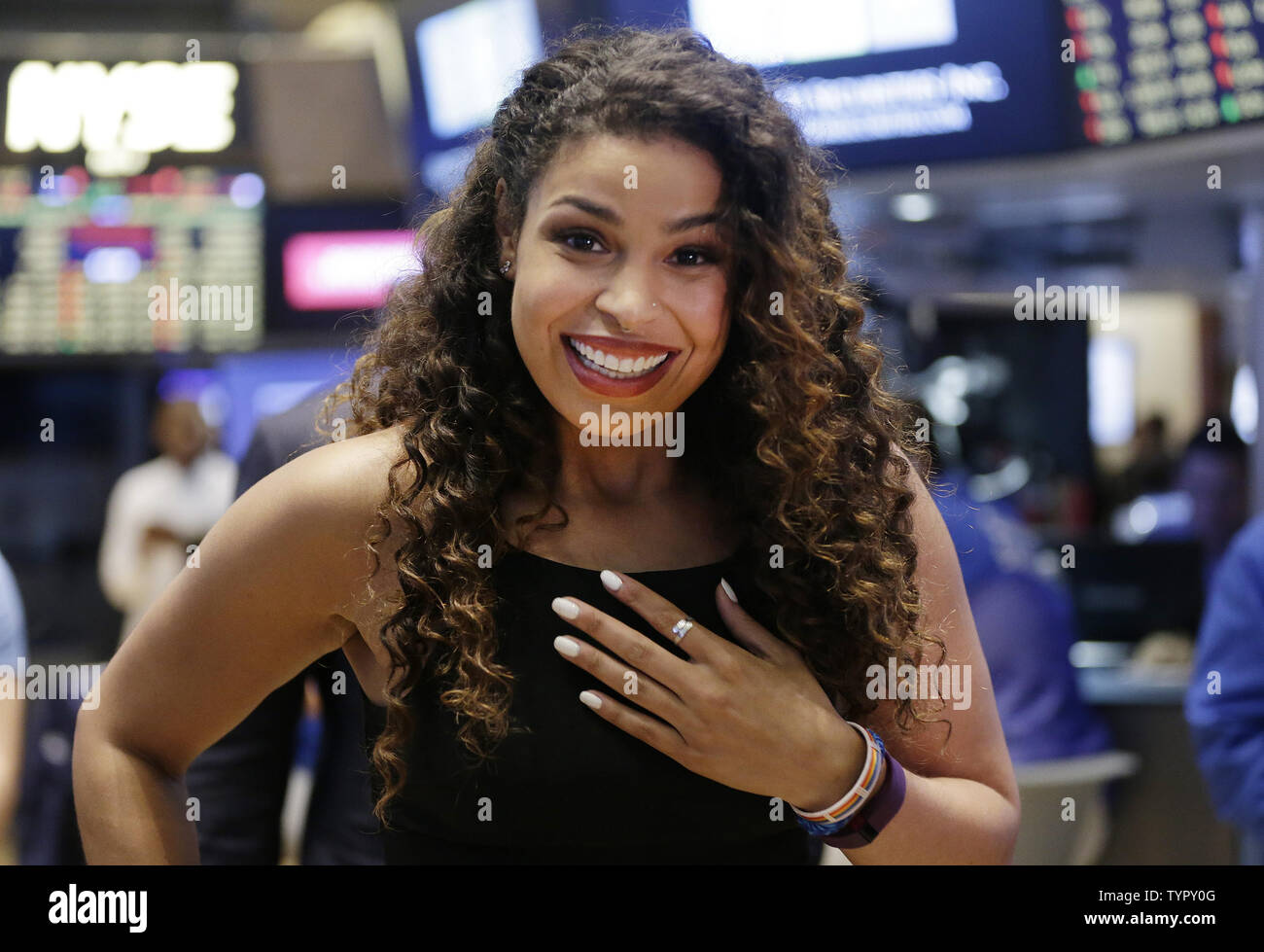 Jordin Sparks marche sur le parquet de la bourse avant la Cloche de clôture à la Bourse de New York sur Wall Street à New York City le 21 août 2015. Vendredi marque la pire perte pour le Dow en quatre ans et le plus grand volume de transactions jour de l'année. Le Dow Jones a terminé la journée à 529 points sur les inquiétudes au sujet de la Chine, de l'huile bon marché et les taux d'intérêt. Photo de John Angelillo/UPI Banque D'Images