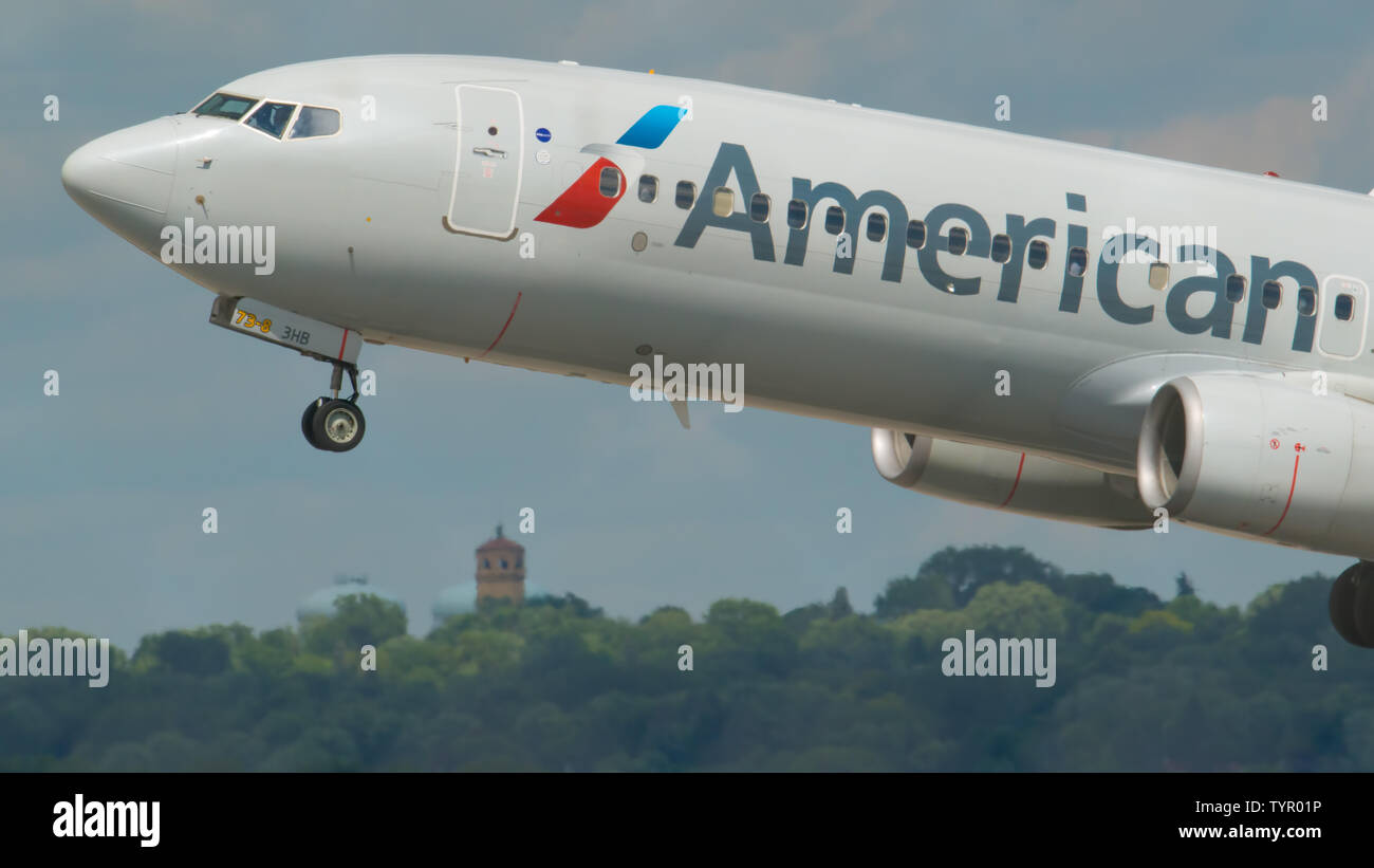 MINNEAPOLIS, MINNESOTA / USA - 25 juin 2019 : départs avions avion décollant de la MSP - Minneapolis / St Paul Airport Banque D'Images