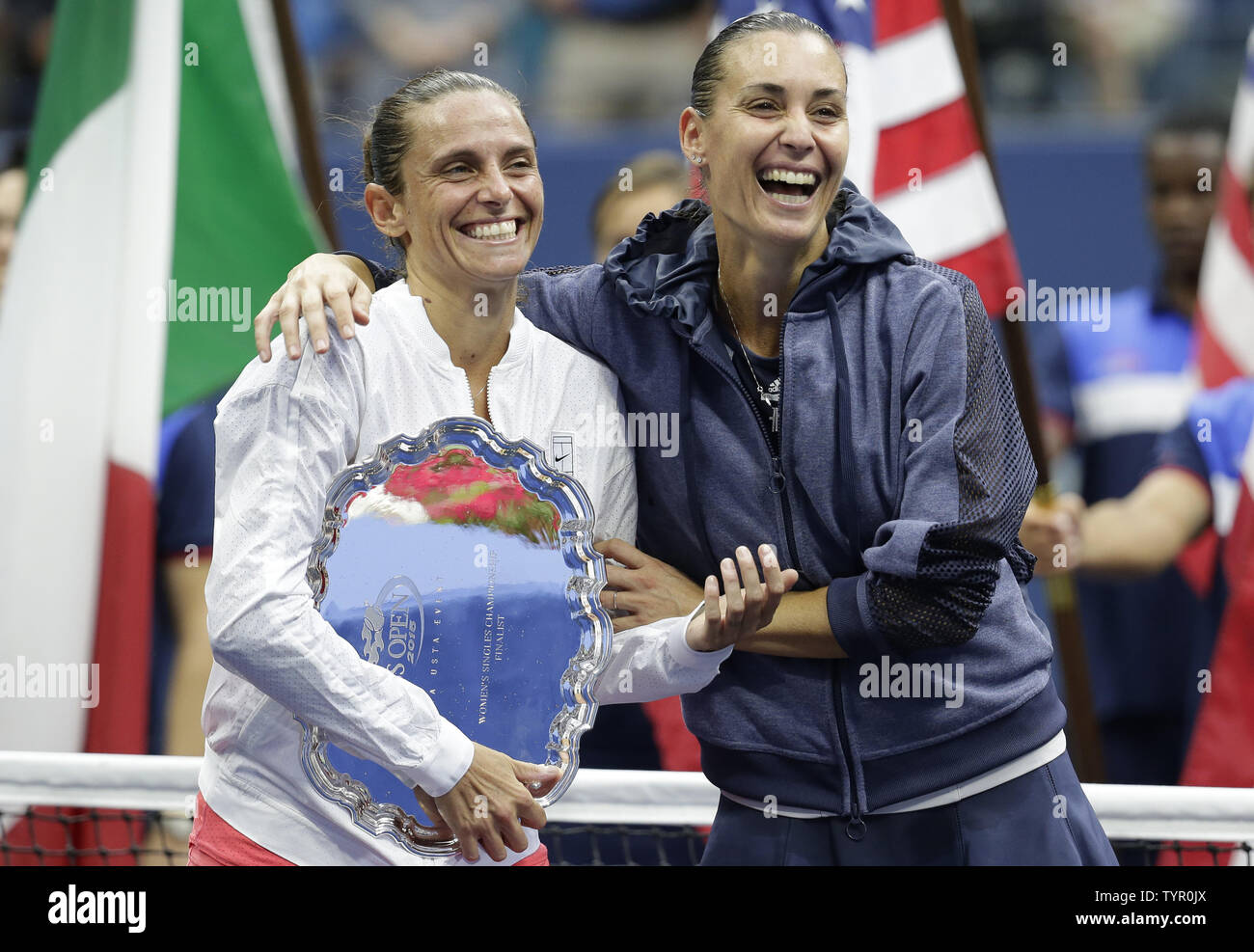 Flavia Pennetta de l'Italie et Roberta Vinci au cours de l'étreinte de l'Italie après la cérémonie du trophée la finale des femmes dans la région de Arthur Ashe Stadium à l'US Open Tennis Championships à l'USTA Billie Jean King National Tennis Center à New York le 12 septembre 2015. Pennetta remporte le match 7-6, 6-2, devenant la première femme italienne à gagner un US Open et a également annoncé sa retraite à la cérémonie de remise des trophées. Photo de John Angelillo/UPI Banque D'Images