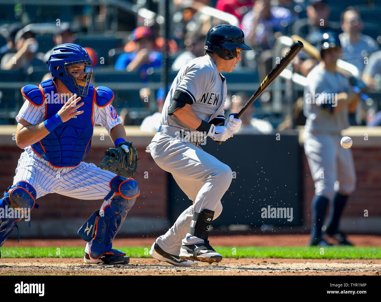 New York Yankees voltigeur Jacoby Ellsbury centre (22) hits un motif boule pour New York Mets catcher Kevin Plawecki (22) dans la 3e manche au Citi Field de New York le 19 septembre 2015. Photo par Kane riche/UPI Banque D'Images New York Yankees voltigeur Jacoby Ellsbury centre (22) hits un motif boule pour New York Mets catcher Kevin Plawecki (22) dans la 3e manche au Citi Field de New York le 19 septembre 2015. Photo par Kane riche/UPI Banque D'Images